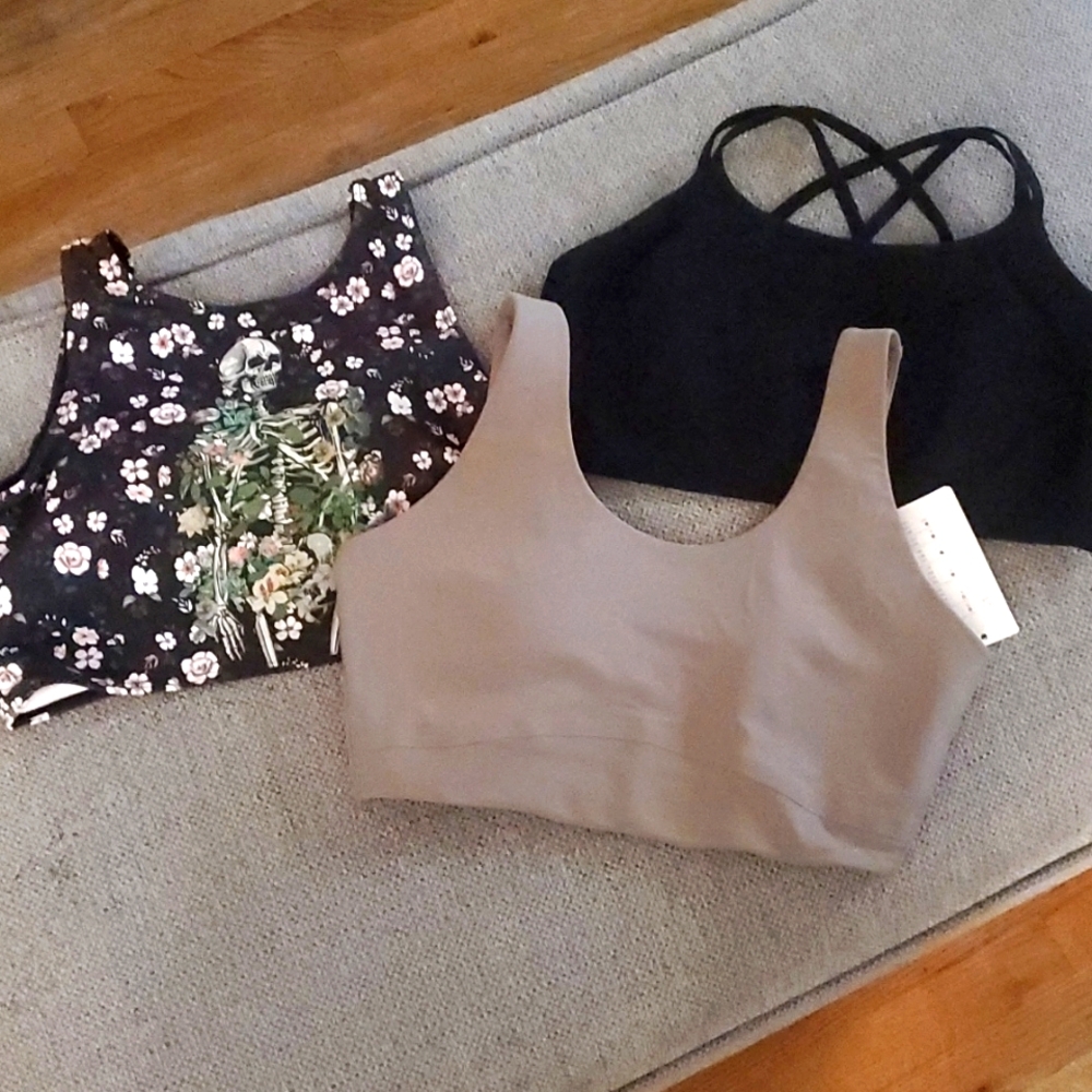 Sports bra lot